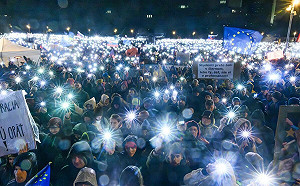 斯洛伐克萬人上街抗議總理! 費科保守民粹、親俄走向引眾怒