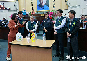 烏山頭水庫水質有清潔劑是謠言？  林燕祝請黃偉哲和官員喝複製水無人敢喝