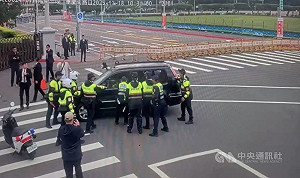 總統府前迎賓交管 無照男硬闖遭管束送辦