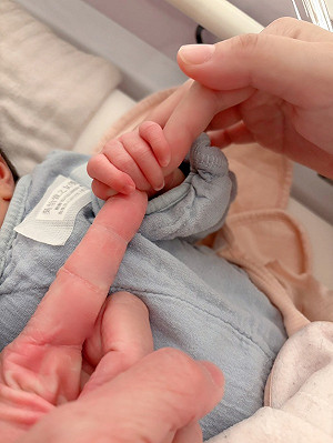 吳怡萱女兒「吳花果」出生了！柯文哲、黃國昌送上祝福 