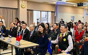 收中華戰略學會百人入黨名冊 鄭麗文：二二八受難家屬也入黨