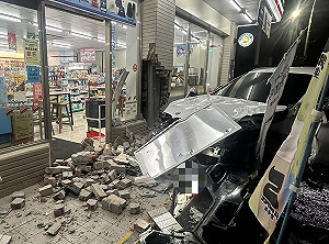 彰化駕駛涉違規超車釀連環撞　行人疑等紅燈遭撞