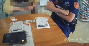 台中女遭網友恐嚇買禮物卡超商痛哭　警及時阻詐