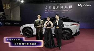 金馬62》紅毯登場！楊千霈黑禮服大秀美背 搭檔徐鈞浩、彭千祐