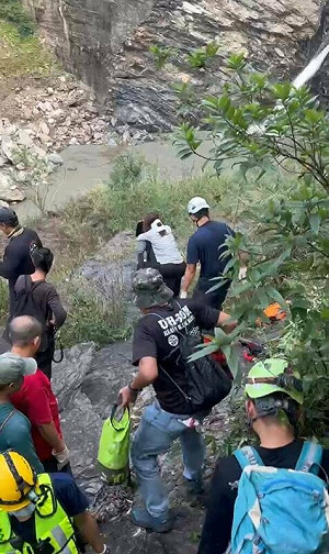 屏東獅王瀑布看風景遇岩壁崩落　3人受傷送醫