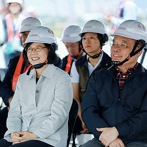 與蘇貞昌參觀淡江大橋 蔡英文：中央、地方的合作典範 