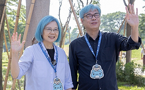 蔡英文染藍髮呼應TWICE！ 台灣的女兒周子瑜回台開演唱會讓人感動