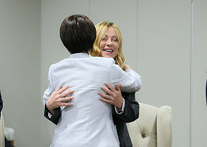 兩位女性領導人G20峰會相見歡！高市與梅洛尼擁抱回應  和李強沒互動