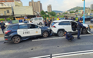 桃園爆發警匪追逐！毒販二度衝撞 20餘警開槍成功逮人