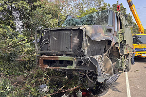 軍卡行經台南疑彎道失控  自撞路樹釀2傷