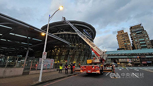 通緝犯拒檢飆駛鐵軌百公尺爆胎 疑攀基隆火車站墜棚