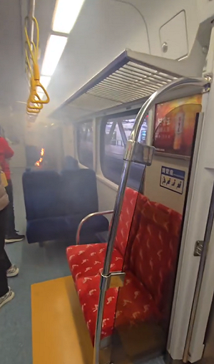 (影)真火車！台鐵區間車行動電源自燃 車廂內濃煙瀰漫引議論