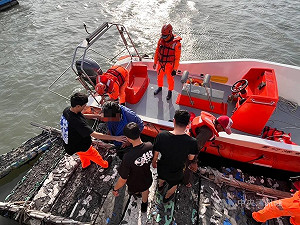 嘉義東石海域漁船擱淺　海巡迅速出動成功救援