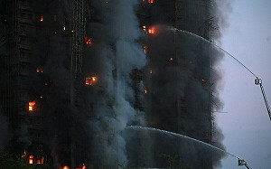 （影）香港重大火警！延燒多棟大樓  傳多人受困、已知4死3傷、1消防員殉職