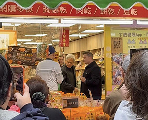 (影)悄悄訪台! 黃仁勳現身四平街買蜜餞 傳此行與張忠謀有關 