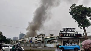 高雄烤漆工廠冒濃濃火煙　消防出動26車灌救中