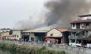 高雄鐵皮工廠大火狂燒！出動32車70人滅火 疑施工不慎釀禍