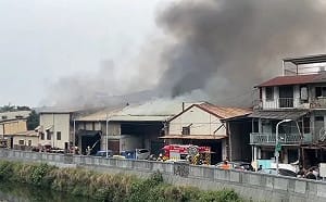 高雄鐵皮工廠大火狂燒！出動32車70人滅火 疑施工不慎釀禍