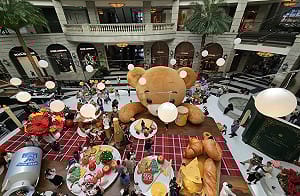 信義百貨聖誕裝置開幕就失序！民眾瘋拍照攀爬亂象  網驚：很誇張