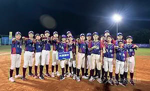 災情重創球場　光復國中球員當鏟子超人救器材