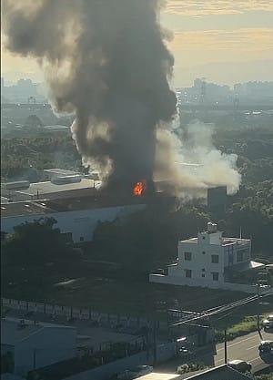 桃園蘆竹回收場電纜堆猛烈燃燒　黑煙竄天消防急灌救