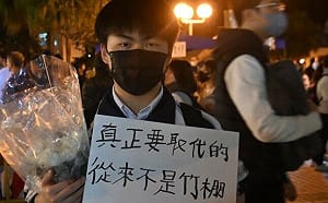 香港宏福苑大火奪128命　悼念人龍綿延數百公尺