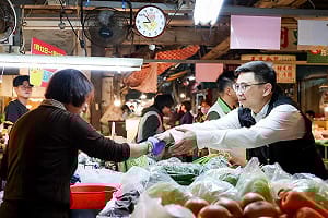 一天三市場勤走基層聽民意   賴瑞隆：貼近市民爭取最大支持