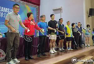 （影）司儀喊了大半天才亮相 周天成先要粉絲放下手機