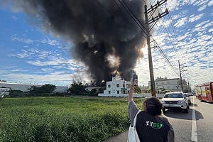 桃園地下工廠大火濃煙竄天　環保局最高併罰2千萬