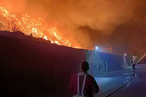 台南安南區城西掩埋場冒火　20公尺高垃圾堆燃燒