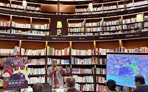 藝術家愚魚「無心柳．有心色」中友展出 義賣作品《食穗》捐公益