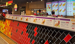 炸雞堡外皮金黃酥脆  咬下卻驚見生肉！頂呱呱認了：員工太早起鍋