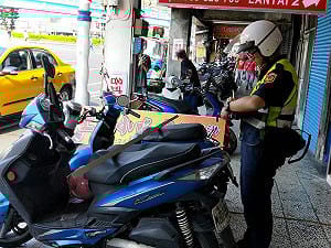 騎士違規拒收罰單還辱罵警「畜生」！法院判處6000元罰金