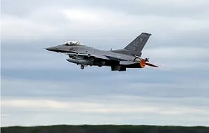 民用機突然逼近川普海湖莊園! 美軍F-16戰機緊急起飛還「射彈」