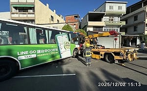 台中公車爆胎飛越分隔島！猛撞拖吊車釀3傷