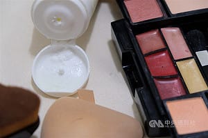 化粧品含蘇丹色素　原料商負責人涉詐欺、訊後交保