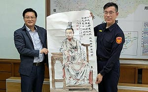 麻豆警偵破神像遭盜案  市府副秘書長照原雕像繪「卯兔星君」贈警分局