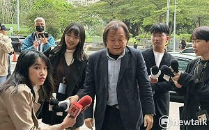 新黨拋衛生紙鬧民進黨 王世堅嗆：我擺好擂台、生死狀簽一簽放馬過來