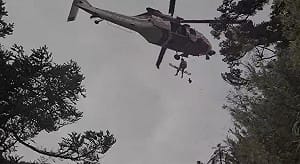 退休校長登玉山失聯身亡　空勤吊掛遺體交家屬