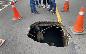 新莊棒球場旁驚現2公尺天坑！路基全掏空 工務局封路修補  