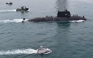 台船為「奮進魔鬼魚」設專屬產線估年產40艘  導入機器人手臂協作船舶銲接