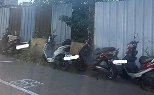 新竹機車為省停車費亂停汽車格！ 網轟：那邊超多沒水準的人