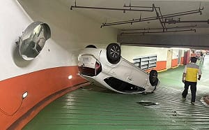 桃園地下停車場離奇翻車事故！網友：賽車手都做不到
