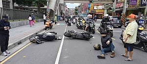 載孫女校門口跨雙黃線迴轉被撞飛！3人受傷送醫