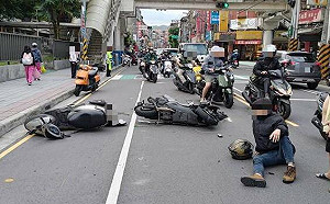 載孫女校門口跨雙黃線迴轉被撞飛！3人受傷送醫