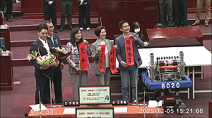 太太反對參選！ 秦慧珠要李四川送「這個」安撫  還要蔣萬安來送花　本人急喊：我還沒要離開！ 