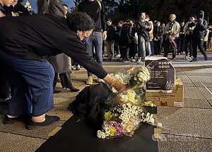 香港宏福苑大火奪159命　在台港人自由廣場悼念