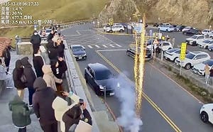 (影)誇張！男子凌晨衝武嶺放煙火惡行全被錄   網怒轟：罰太少