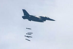 泰柬邊境清晨爆發激戰一泰兵陣亡  泰軍出動F-16戰機空襲柬埔寨