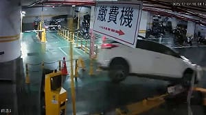 台北共享汽車iRent私人停車場暴衝釀禍！驚險畫面瘋傳